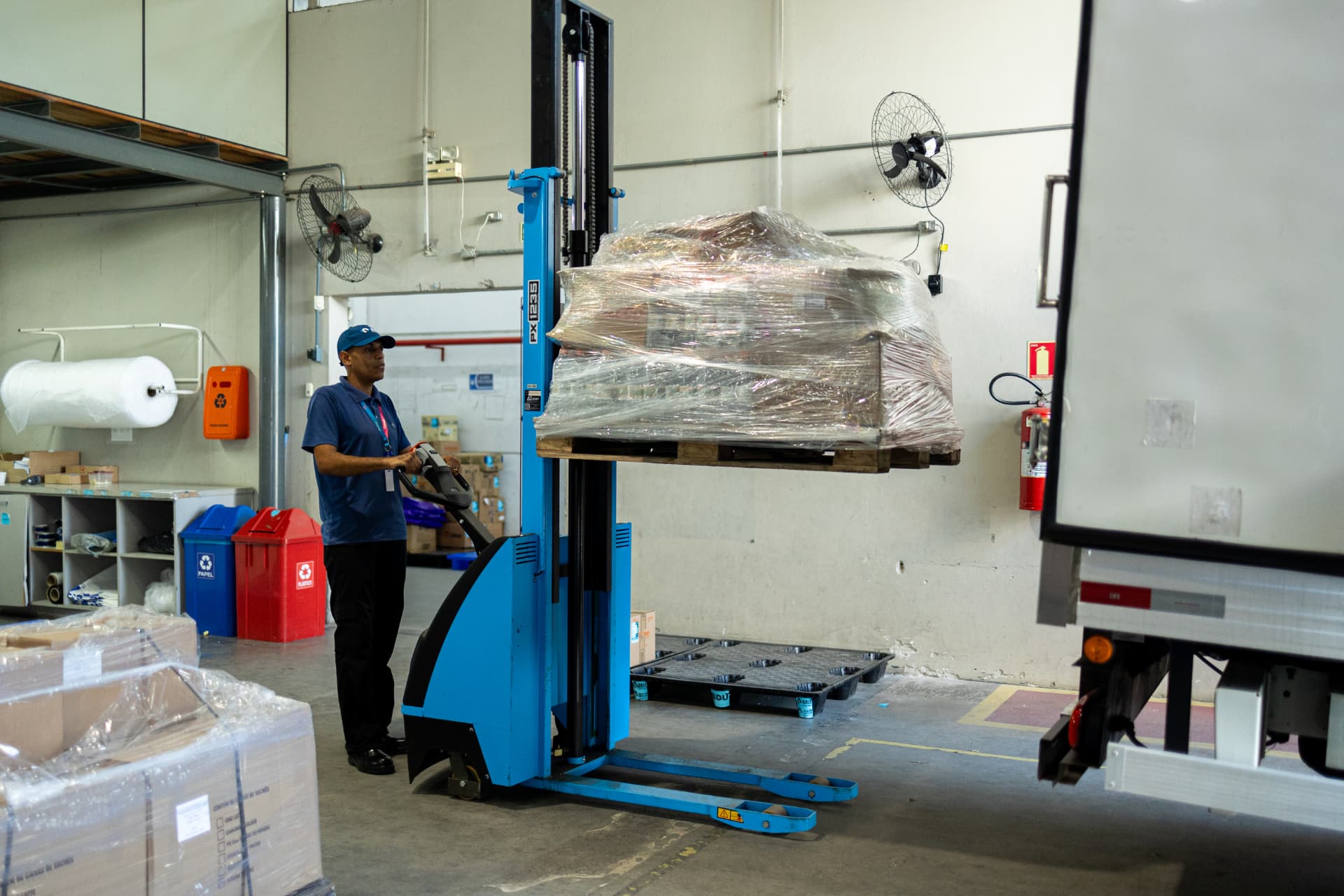 Movimentação de pallet embalado no armazém da Brix
